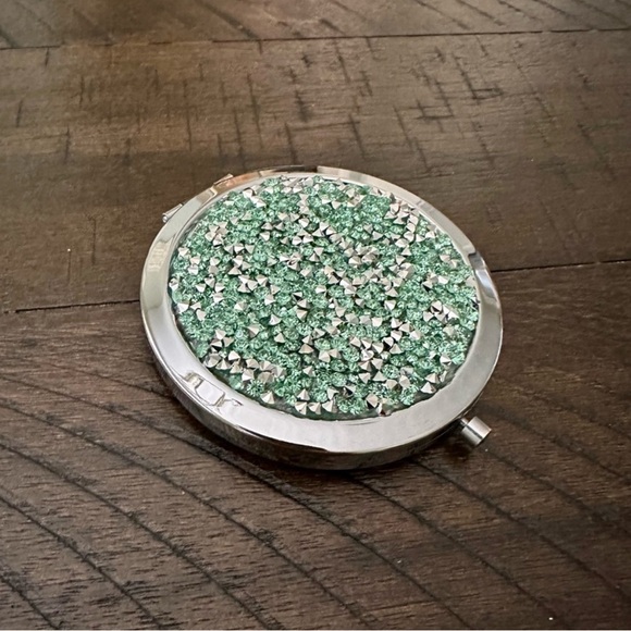 NEW!! Glam Compact Mirror - Picture 4 of 12